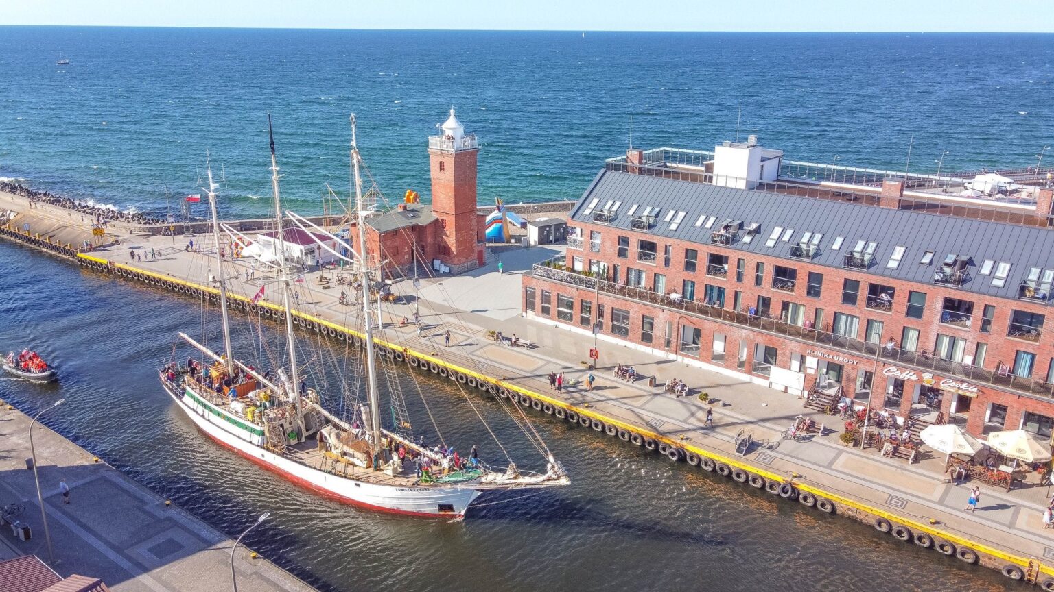 Wejście do portu w Darłówku z latarnią morską i falochronem, widok z lotu ptaka