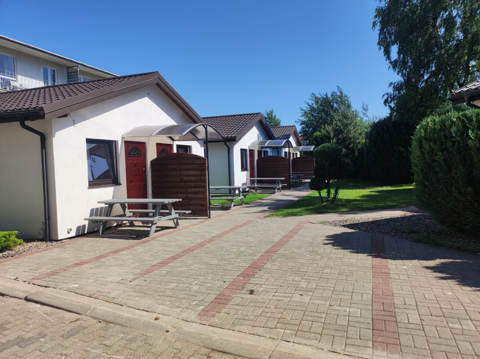 Rząd domków letniskowych ze stołami piknikowymi