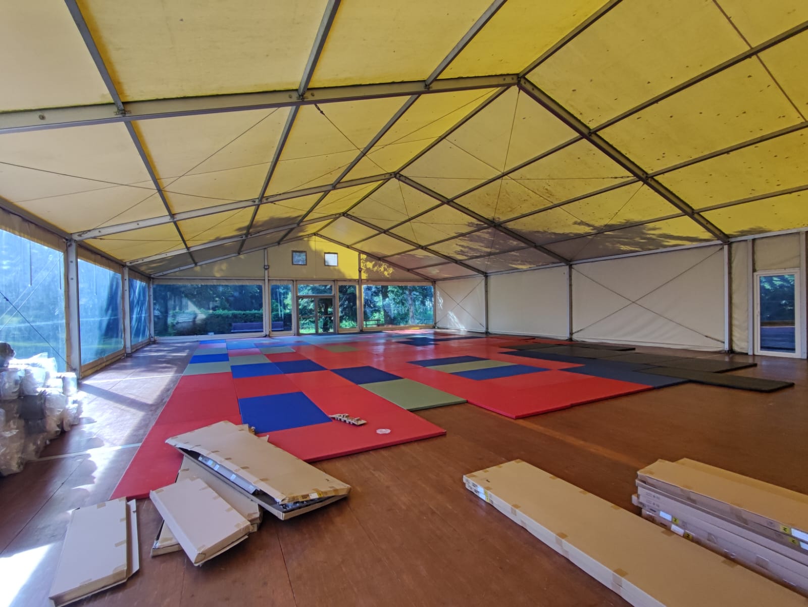 Przestronna hala z kolorowymi matami tatami rozłożonymi na podłodze
