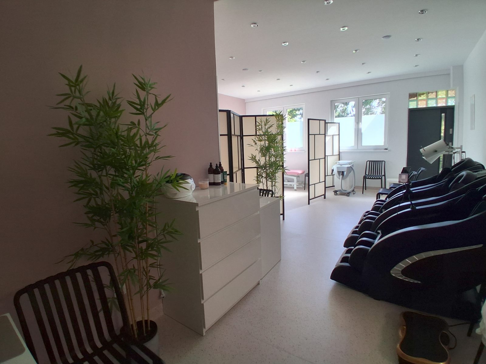 Strefa rehabilitacji Baltic Resort z fotelami masującymi, parawanami i gabinetami zabiegowymi
